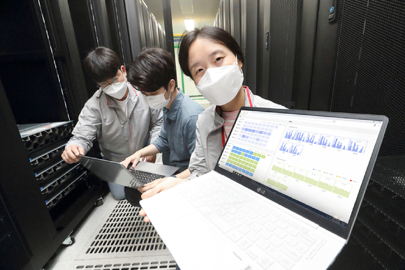 KT 직원들이 KT 목동 클라우드 센터에서 AI GPU 통합자원 관리 플랫폼 최적화를 진행하고 있다. [사진=KT]