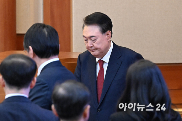 윤석열 대통령이 11일 서울 종로구 헌법재판소에서 열린 '윤석열 대통령 탄핵심판 7차 변론'에 출석하고 있다. [사진=사진공동취재단]