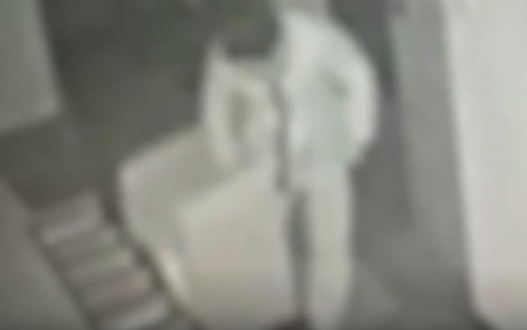 교회 헌금함을 파손하고 돈을 훔쳐 달아난 혐의를 받는 남성이 경찰에 붙잡혔다. 사진은 헌금함을 파손하고 돈을 훔치고 있는 A씨 모습. [사진=MBN 방송화면 캡처]