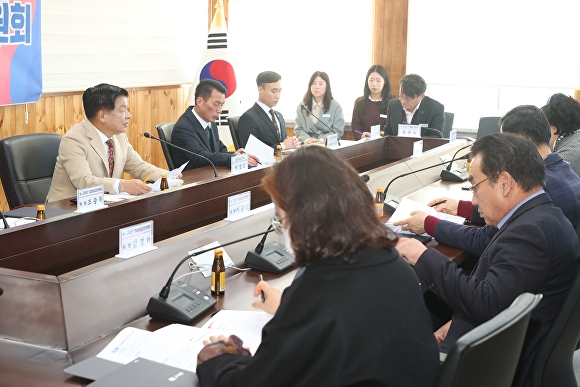  지난 27일 경상남도 고성군이 의정활동비 심의위원회를 열고 있다. [사진=경상남도 고성군] 