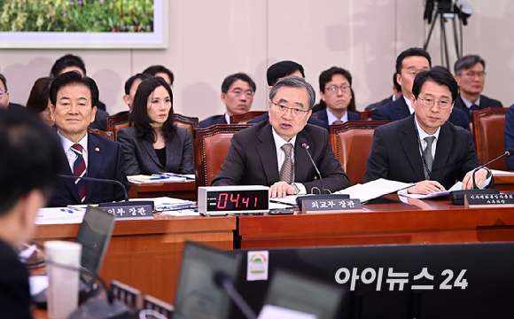 조현 외교부 장관이 6일 서울 여의도 국회에서 열린 외교통일위원회 전체회의에서 질의에 답변하고 있다. [사진=곽영래 기자]