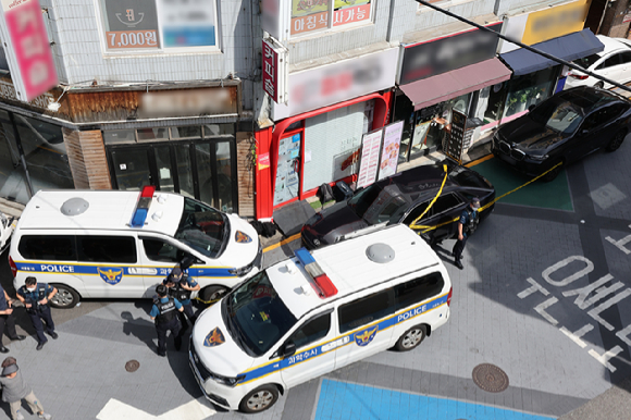 3일 서울 관악구 한 식당에서 칼부림 사건이 발생, 경찰이 조사하고 있다. [사진=연합뉴스]