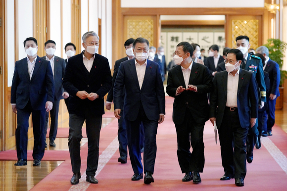 문재인 대통령이 30일 오후 청와대 본관 충무실에서 열린 ‘병상확보 관련 공공의료 관계자 간담회’를 마친 뒤 참석자들과 이동하고 있다. 2021.12.30. [사진=청와대]