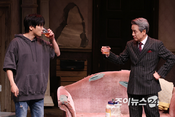 배우 최석진이 19일 오후 서울 종로구 동숭동 대학로티오엠에서 진행된 연극 '오펀스' 프레스콜에 참석해 열연을 펼치고 있다. [사진=문수지 기자]