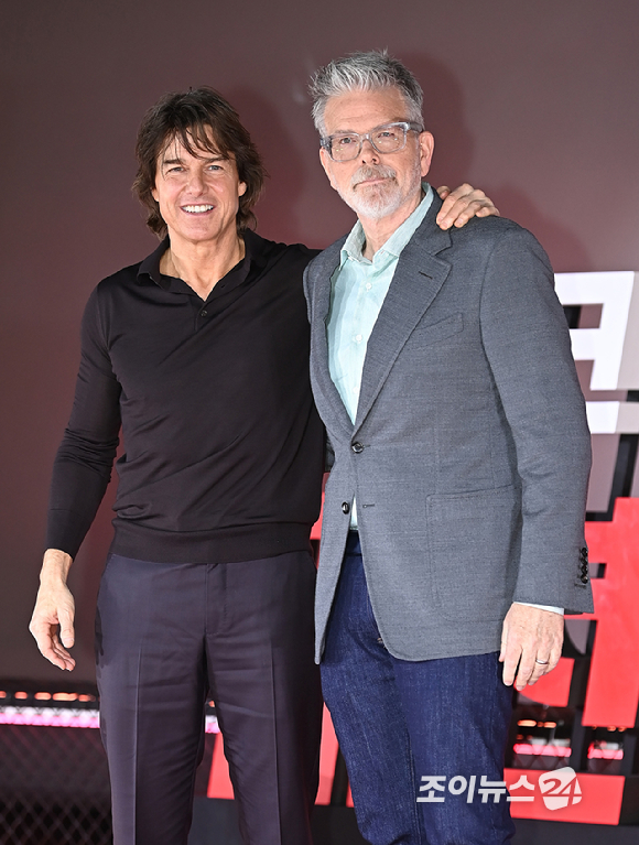 사이먼 페그, 폼 클레멘티에프, 톰 크루즈, 헤일리 앳웰, 그렉 타잔 데이비스, 크리스토퍼 맥쿼리 감독이 8일 서울 잠실 롯데시네마 월드타워에서 열린 영화 '미션 임파서블: 파이널 레코닝' 내한 프레스컨퍼런스에서 포토타임을 갖고 있다. [사진=곽영래 기자]