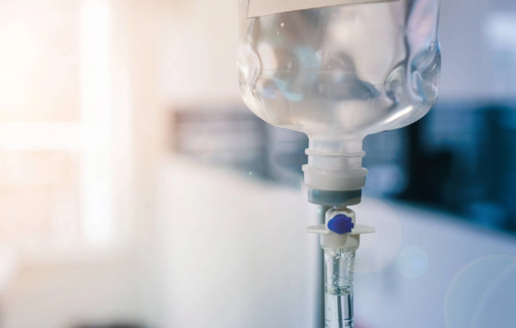 미국에서 한 20대 남성이 병원 진료 도중 팔에 꽂혀 있던 정맥주사를 빼 의료진에게 HIV(인간면역결핍 바이러스) 감염 혈액을 뿌린 혐의로 6개월 만에 재판을 받게 됐다. 사진은 일반 수액으로, 본 기사 내용과 무관. [사진=kmedhealth]