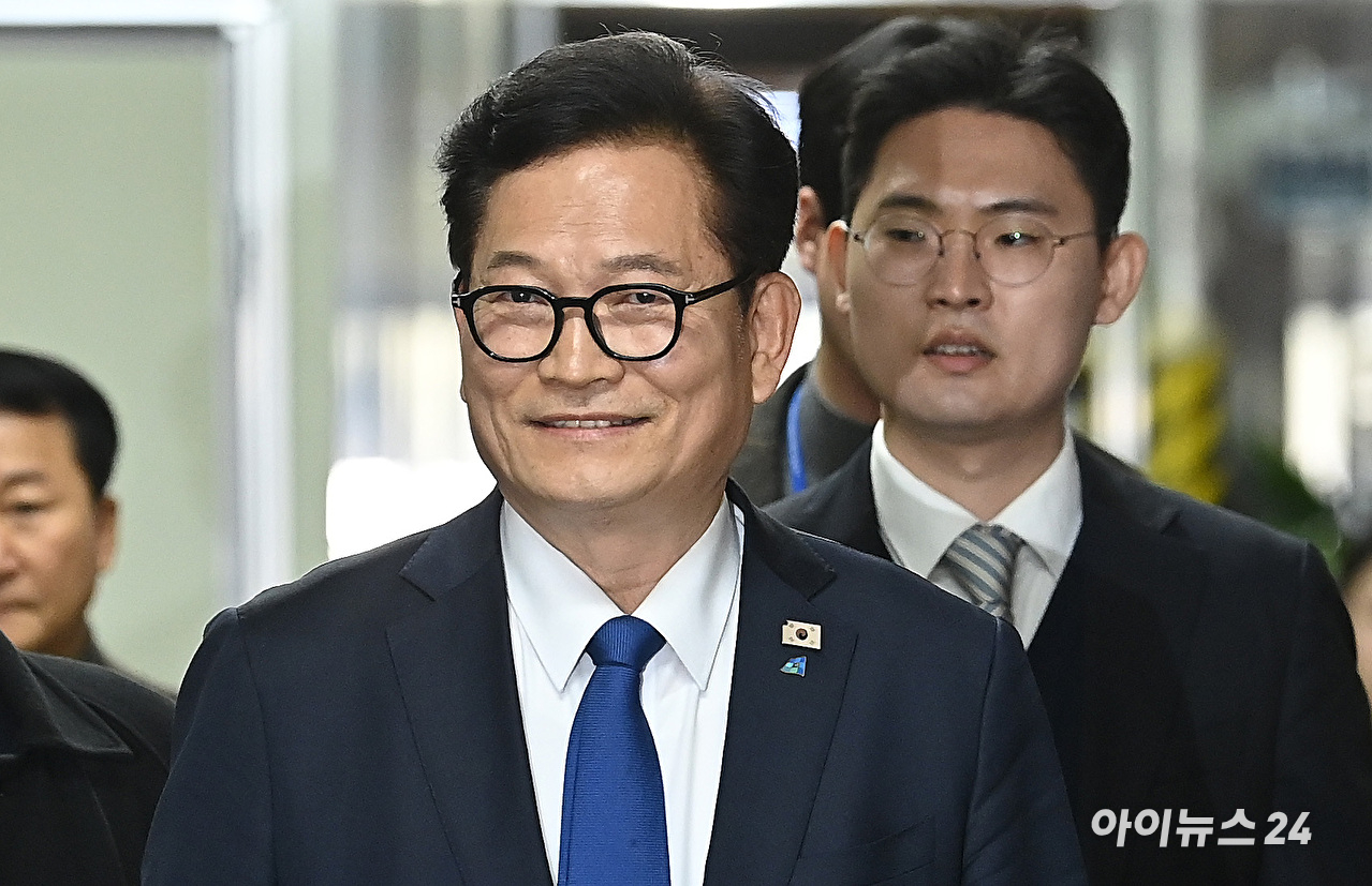 송영길 전 더불어민주당 대표가 5일 서울 여의도 국회에서 정청래 더불어민주당 대표와 비공개 면담을 위해 당대표실로 이동하고 있다. [사진=곽영래 기자]