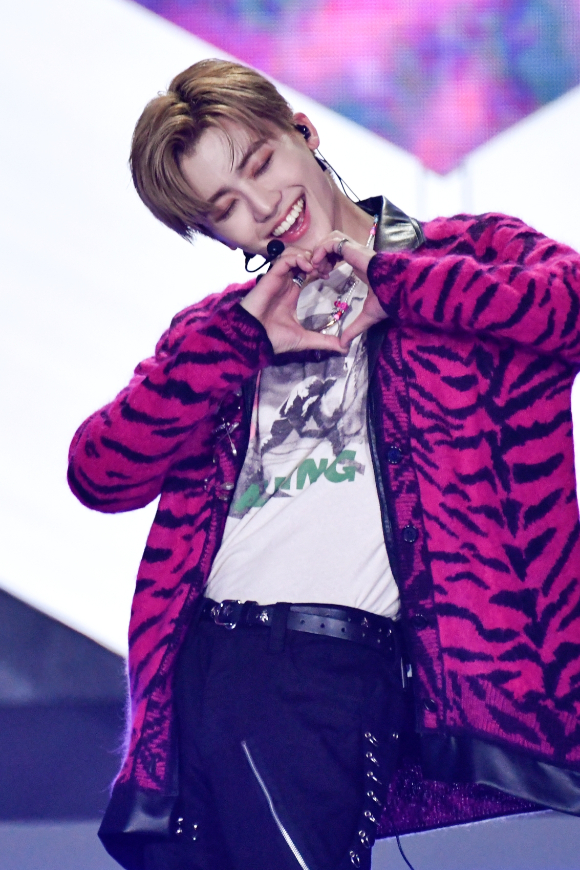 그룹 엔시티드림(NCT DREAM) 재민이 14일 독일 프랑크푸르트에서 열린 SBS K-POP 페스티벌 '케이팝 플렉스'(KPOP.FLEX)에서 멋진 무대를 선보이고 있다. [사진=SBS]