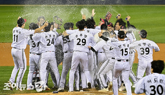 LG는 13일 잠실구장에서 벌어진 2023 신한은행 쏠 KBO KS 5차전에서 KT 위즈를 상대로 6-2로 승리를 거두고 29년 만에 한국시리즈 제패를 했다. LG 선수들이 기뻐하고 있다. [사진=곽영래 기자]