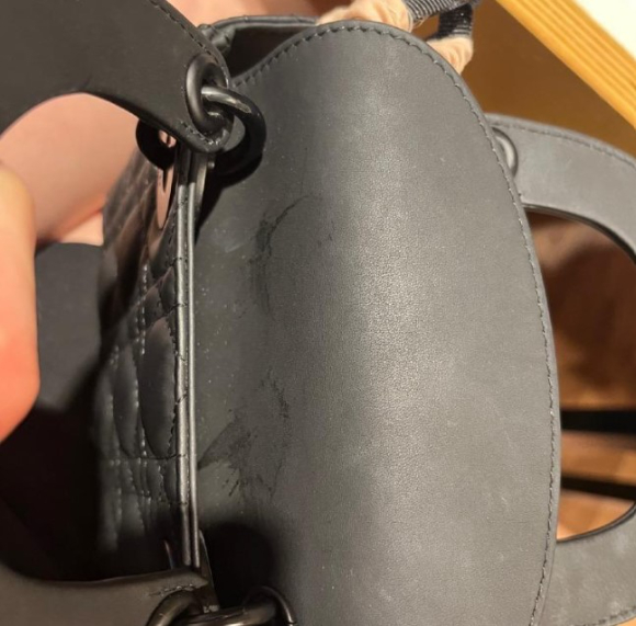 한 손님이 자신의 명품가방에 액체가 튀었다며 700만원을 배상할 것을 요구했다. 사진은 튄 액체가 묻은 피해자의 가방. [사진=온라인 커뮤니티 캡처]