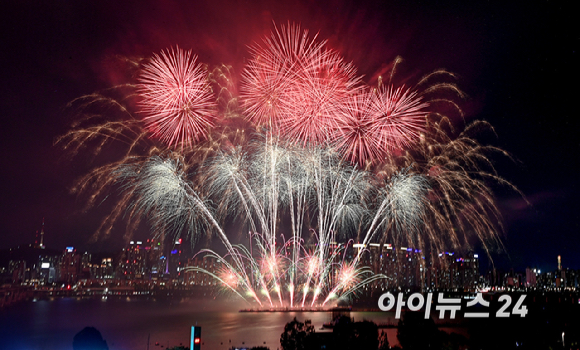 '2026 서울세계불꽃축제'가 5일 서울 여의도 한강공원 일대에서 열린 가운데 화려한 불꽃이 밤하늘을 장식하고 있다. [사진=곽영래 기자]