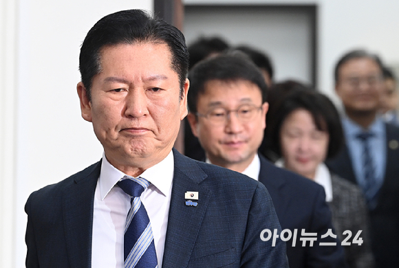 정청래 더불어민주당 대표가 17일 서울 여의도 국회에서 열린 검찰개혁 관련 당 대표 긴급 기자회견에 참석하고 있다. [사진=곽영래 기자]