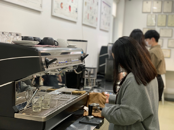 인천북부교육지원청이 운영하는 '바리스타 자격증' 취득 프로그램. [사진=인천광역시교육청]