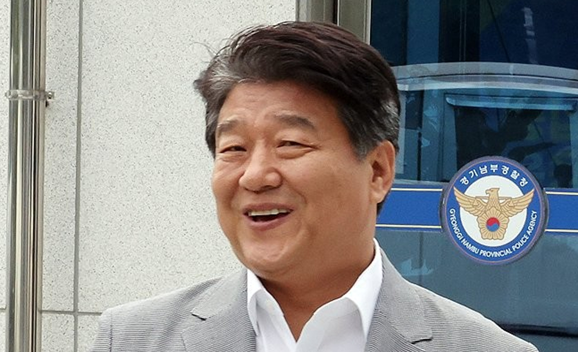 4&middot;10 총선 과정에서 재산을 축소 신고한 혐의 등으로 기소돼 12일 대법원에서 의원직 상실형을 확정받은 더불어민주당 양문석(경기 안산갑) 의원이 지난 2024년 24일 오후 경찰 조사를 받기 위해 경기 수원시 경기남부경찰청으로 이동하고 있다. 2024.6.24 [사진=연합뉴스]