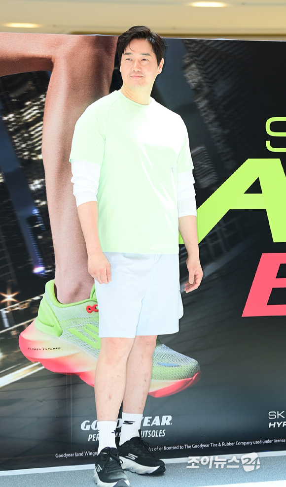 배우 유지태가 3일 오후 경기도 고양시 덕양구 스타필드 고양점에서 열린 스케쳐스 에어로 러닝화 팝업스토어 포토콜 행사에 참석하고 있다. [사진=정소희 기자]
