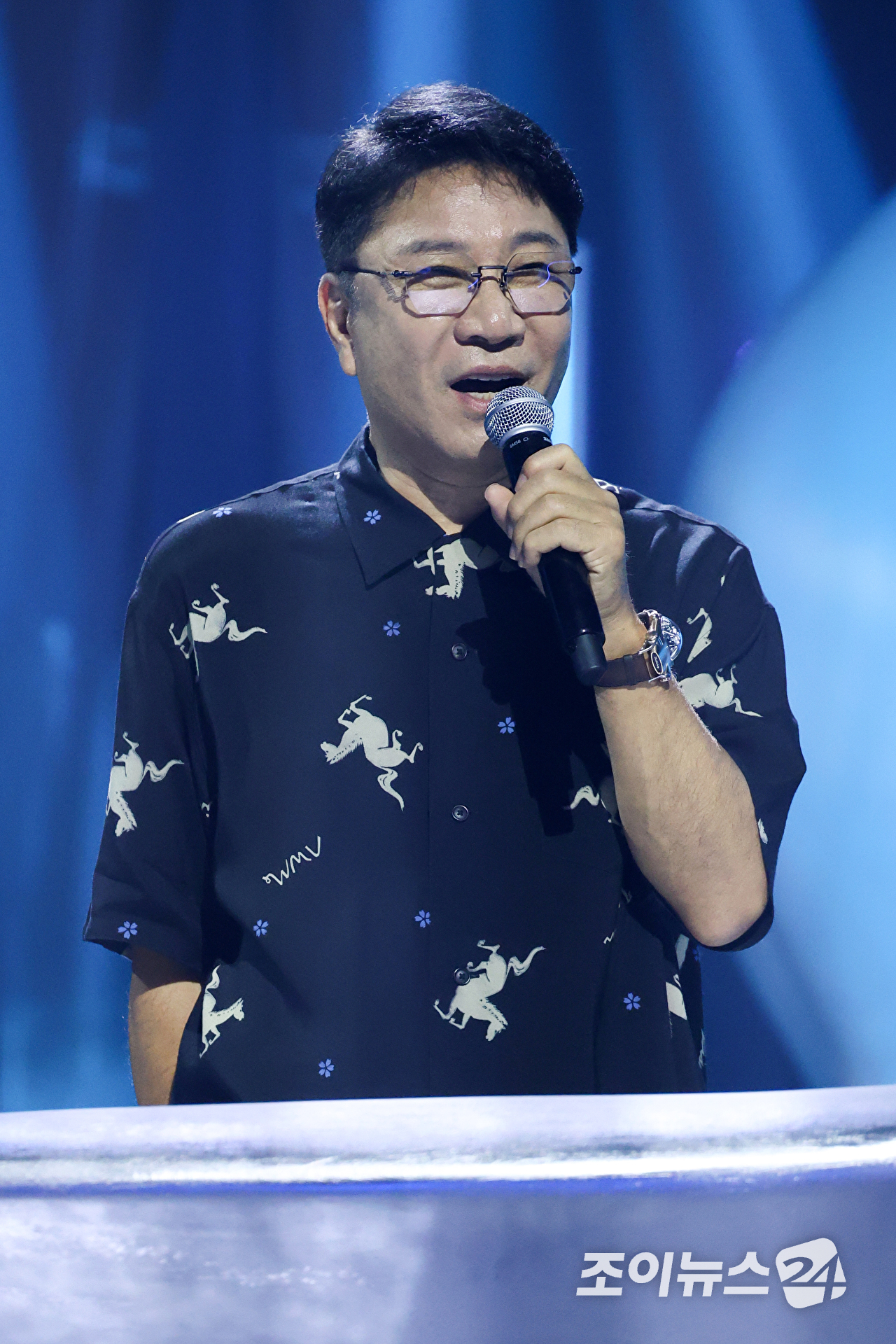 이수만 A2O엔터테인먼트 비저너리 리더 겸 키 프로듀서가 12일 오후 경기도 고양시 일산 킨텍스에서 진행된 A2O 소울(A2O SOUL)&middot;A2O 라이트(A2O LITE)의 데뷔쇼 '웰컴 투 소울라이트 프롬 A2O 소울 A2O 라이트(WELCOME TO SOULITE From A2O SOUL A2O LITE)' 행사에 참석해 프레젠테이션을 하고 있다. [사진=문수지 기자]