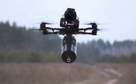 중국 국방과학기술대학이 군사적 활용성이 높은 '모기 크기'의 생체 공학 로봇 개발했다. 사진은 AI로 영상 해상도를 조정한 이미지. [사진=중국 국방과학기술대학, 챗GPT]