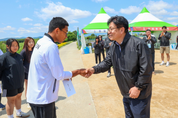 도성훈 인천광역시교육감이 지난 23일~25일 경남 김해시를 방문해 제54회 전국소년체육대회 참가 선수단을 격려하고 있다. [사진=인천시교육청]