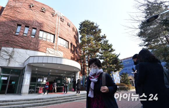 제20대 대통령 선거일인 9일 오전 서울 구로구 구로구민회관에 마련된 구로5동 제4투표소에서 유권자들이 투표를 하기 위해 줄을 서서 기다리고 있다. [사진=김성진 기자]