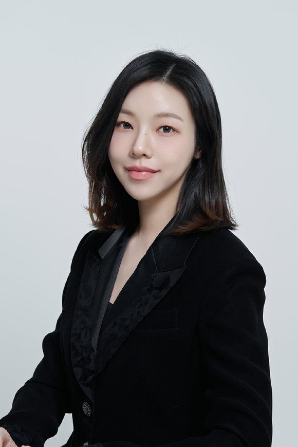 플래직 대표이사 겸 지휘자 진솔이 인터뷰에 앞서 사진 촬영을 하고 있다. [사진=플래직 ]