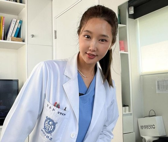 유튜버 치과의사인 이수진(사진&middot;54)씨가 교도소에 수감 중인 남성에게 살해 협박을 받았다고 밝혔다. [사진=인스타그램]