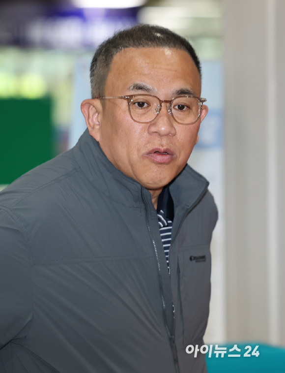 21일 서울 서초구 서울중앙지방법원에서 여론조사 무상 제공 의혹을 받는 명태균 씨가 공판 출석하고 있다. 2026.04.21 [사진=사진공동취재단]