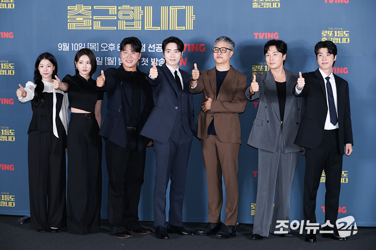 배우 백예인, 하율리, 오대환, 이준혁, 윤영빈 감독, 배우 서현우, 홍진기가 8일 오전 서울 용산구 CGV 용산아이파크몰점에서 진행된 티빙 오리지널 '로또 1등도 출근합니다' 제작발표회에 참석해 포즈를 취하고 있다. [사진=문수지 기자]