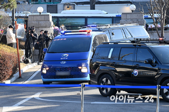 윤석열 대통령이 탑승한 호송차가 6일 탄핵 심판 6차 변론기일이 열리는 서울 종로구 헌법재판소로 들어오고 있다. [사진=사진공동취재단]