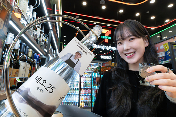모델이 세븐일레븐에서 새롭게 출시하는 프리미엄 증류식 소주 '최강록 네오25화이트'를 소개하고 있다. [사진=세븐일레븐]
