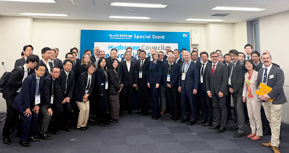 일본에서 열린 '국제 수소&연료전지 엑스포 2026'에서 관람객들이 자동 충전 로봇을 활용한 '디 올 뉴 넥쏘' 충전 시연 장면을 스마트폰으로 촬영하고 있다. [사진=현대차그룹]