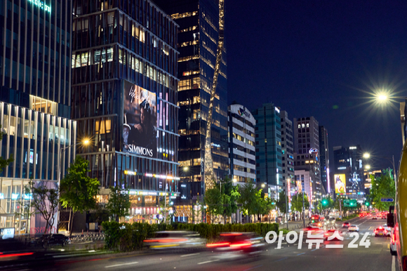 수면 전문 브랜드 시몬스가 서울 강남구 도산대로 일대에서 2026 브랜드 캠페인을 전개한다. 6일 도산대로의 고층 빌딩 사이로 신규 브랜드 캠페인 '라이프 이즈 컴포트(LIFE IS COMFORT)' 영상이 상영되고 있다. [사진=정소희 기자]