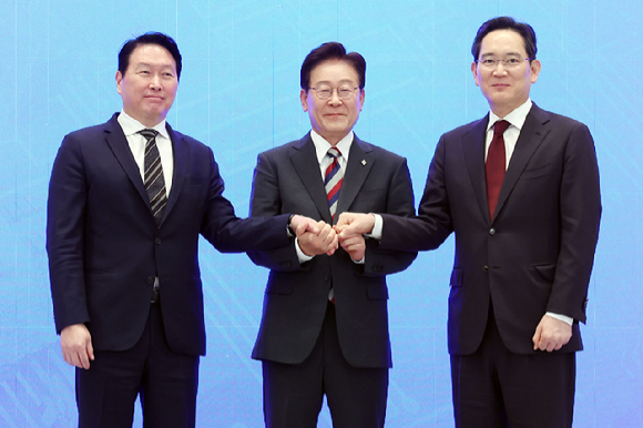 이재명 대통령과 이재용 삼성전자 회장, 최태원 SK그룹 회장이 29일 청와대에서 열린 3대 메가프로젝트 국민보고회에서 기업 투자계획 발표 후 손을 잡고 있다. 2026.6.29 [청와대통신사진기자단] [사진= 연합뉴스]