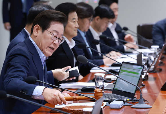 이재명 대통령이 29일 서울 용산 대통령실 청사에서 열린 임시 국무회의에서 의사봉을 두드리며 개회 선언을 하고 있다. 2025.8.29 [사진=연합뉴스]