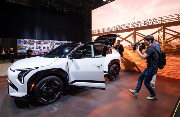 커트 칼 기아 미국 디자인센터 수석 디자이너가 지난 1일 미국 뉴욕 '제이콥 재비츠 컨벤션 센터(Jacob Javits Convention Center)'에서 열린 '2026 뉴욕 국제 오토쇼'에서 발표하고 있다. [사진=기아]