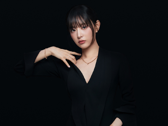 배우 김지원이 화보 촬영에서 포즈를 취하고 있다. [사진=스톤헨지]