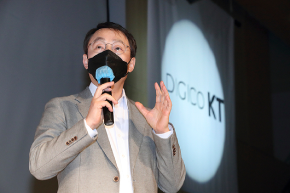 구현모 KT 대표가 지난 'KT그룹 미디어 콘텐츠 사업 전략 발표'에서 인사말을 하고 있다. [사진=KT]