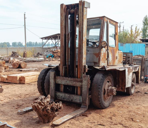 지게차를 몰아 딸에게 돌진해 다치게 하고 가족들을 수시로 협박한 가장이 집행유예를 선고받았다. 본 기사와 무관한 이미지. [사진=pexels]