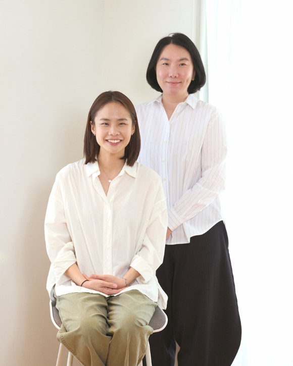 넷플릭스 예능 '유재석 캠프' 이소민PD, 윤신혜 작가가 29일 서울 모처에서 열린 인터뷰에서 포즈를 취하고 있다. [사진=넷플릭스]