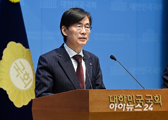 조경태 국민의힘 의원이 28일 서울 여의도 국회 소통관에서 정치 현안 관련 기자회견을 하고 있다. [사진=곽영래 기자]