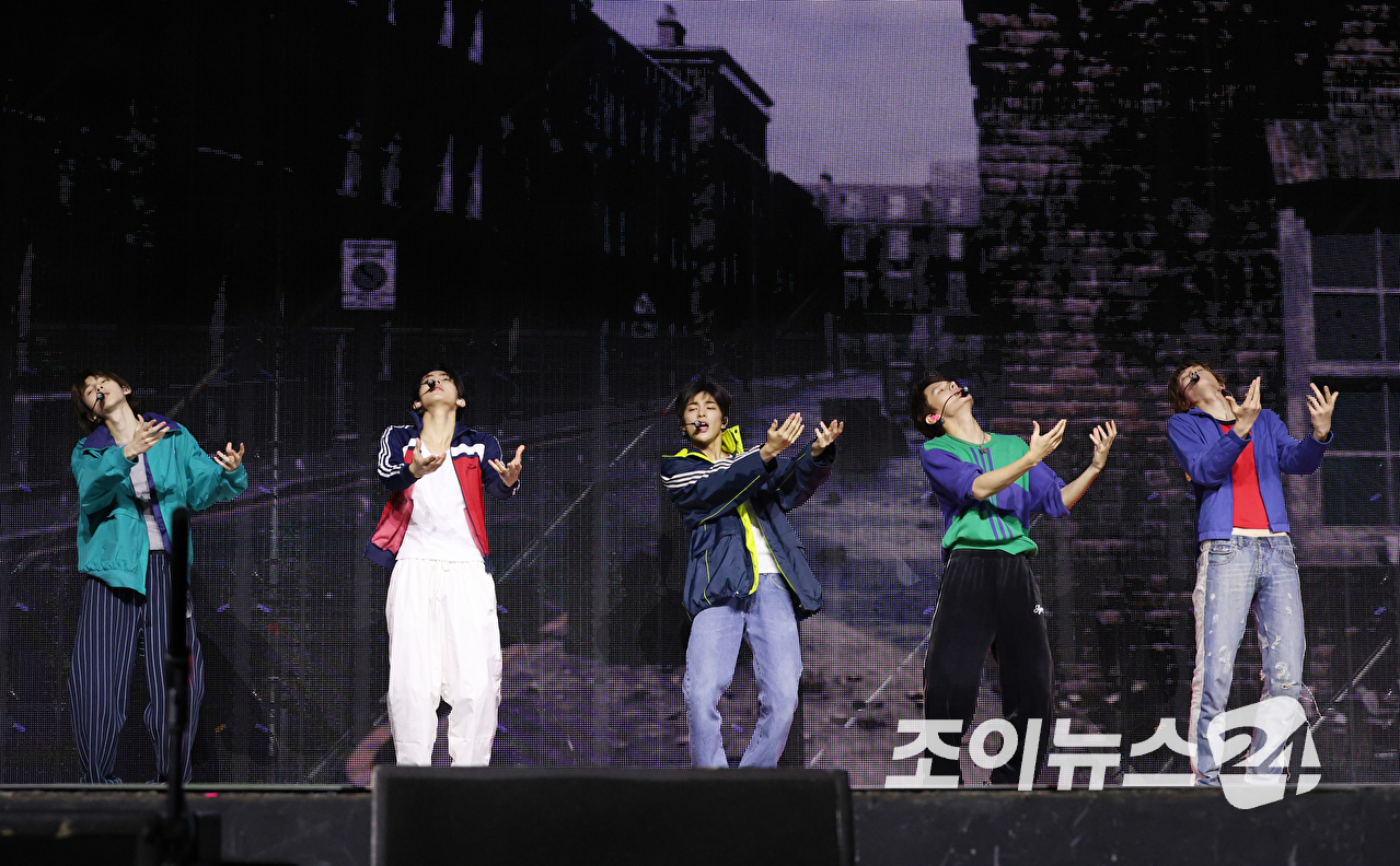 그룹 코르티스가 20일 오후 서울 광진구 광장동 예스24라이브홀에서 열린 미니 2집 '그린그린(GREENGREEN)' 발매 기념 쇼케이스에 참석해 열띤 무대를 펼치고 있다. [사진=문수지 기자]