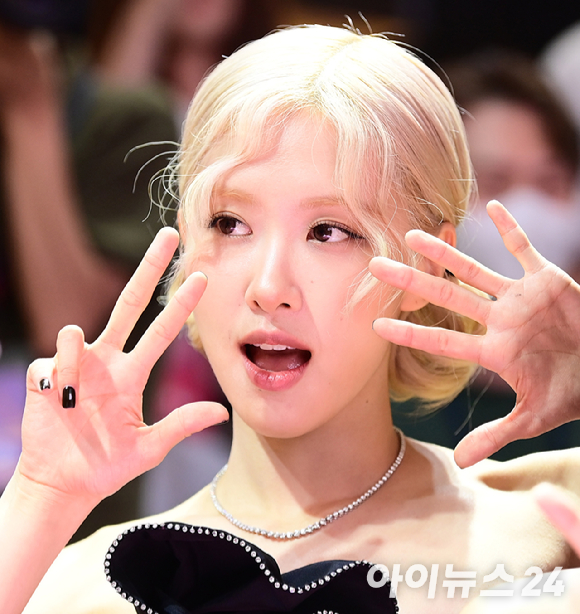 그룹 블랙핑크(BLACK PINK) 로제가 지난해 8월 서울 영등포구 타임스퀘어 영등포점에서 진행된 '본 핑크 인 시네마스(BORN PINK IN CINEMAS)' 핑크 카펫 행사에 참석하고 있다. [사진=정소희 기자]