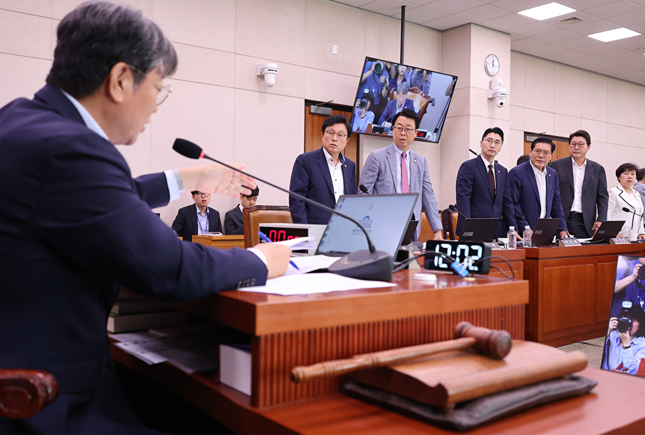 1일 서울 여의도 국회에서 방송 3법, 노란봉투법, 상법 등 을 심의, 의결하기 위해 열린 법제사법위원회 전체회의에서 방송 3법이 통과되고 있는 가운데 법사위 국민의힘 간사 박형수 의원을 비롯한 의원들이 토론 종결 등 위원회 운영에 대해 이춘석 위원장에게 항의하고 있다. 2025.8.1 [사진=연합뉴스]