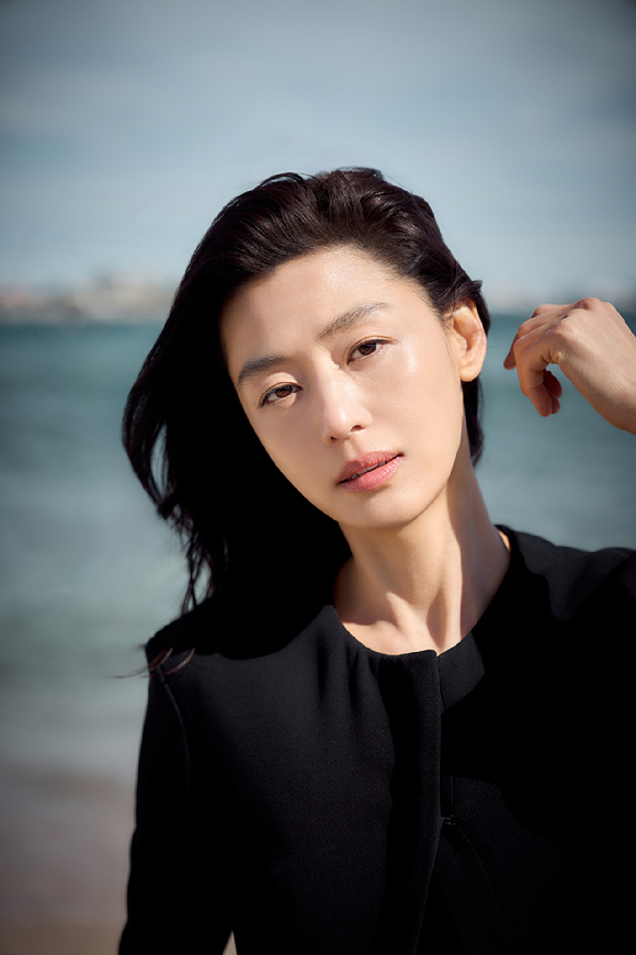 배우 전지현이 영화 '군체' 인터뷰 제공용 사진 촬영에 임하고 있다. [사진=(주)쇼박스]