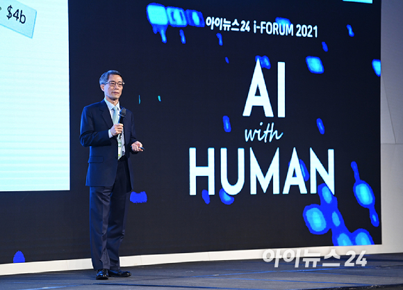 'AI 위드 휴먼(AI With Human)'을 주제로 AI 기술의 현주소를 살펴보고 미래 발전 방향을 제시하는 한편, 인간과 AI의 공존을 탐구해보는 '아이포럼 2021'이 2일 서울 드래곤시티호텔 그랜드볼룸 한라홀에서 개최됐다. 정상조 서울대 법학대학원 교수 겸 국가지식재산위원회 위원장이 'AI 알고리즘 창의력 제고와 규범적 통제'를 주제로 기조강연을 하고 있다.
