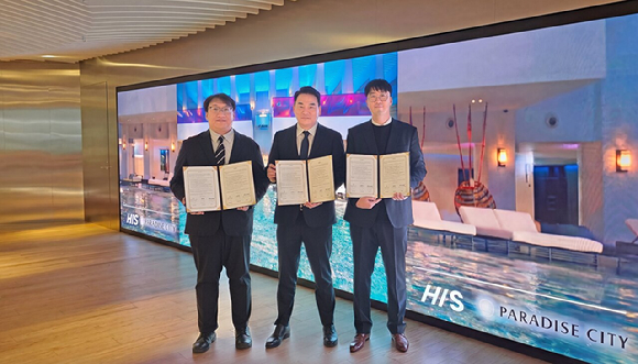 지난 2월 27일 파라다이스세가사미가 일본 도쿄 HIS 본사에서 HIS와 함께 현지 브랜딩 강화 및 상품 판매를 위한 업무협약을 맺었다. (왼쪽부터) HIS 후쿠시마 부장, 파라다이스시티 김재환 상무, 비에스글로벌 이선현 대표 [사진=파라다이스]