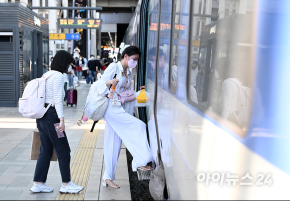 추석 명절 연휴를 하루 앞둔 17일 오후 서울 중구 서울역에서 귀성객이 열차에 탑승하고 있다.