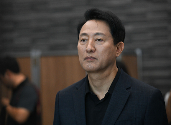 오세훈 서울시장이 11일 서울 서초구 서울추모공원을 방문해 화장로 4기 증설 현장을 둘러보고 있다. [사진=연합뉴스]