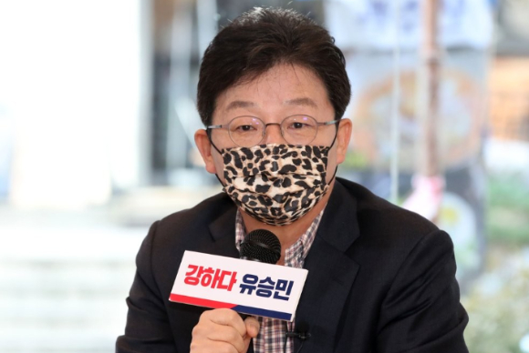 더불어민주당 제21대 대통령선거 경선에 나선 김동연 예비후보가 지난해 4월 23일 오후 서울 여의도 오마이TV 스튜디오에서 열린 오마이TV 초청 토론회에서 모두발언을 하고 있다. [사진=국회사진취재단]