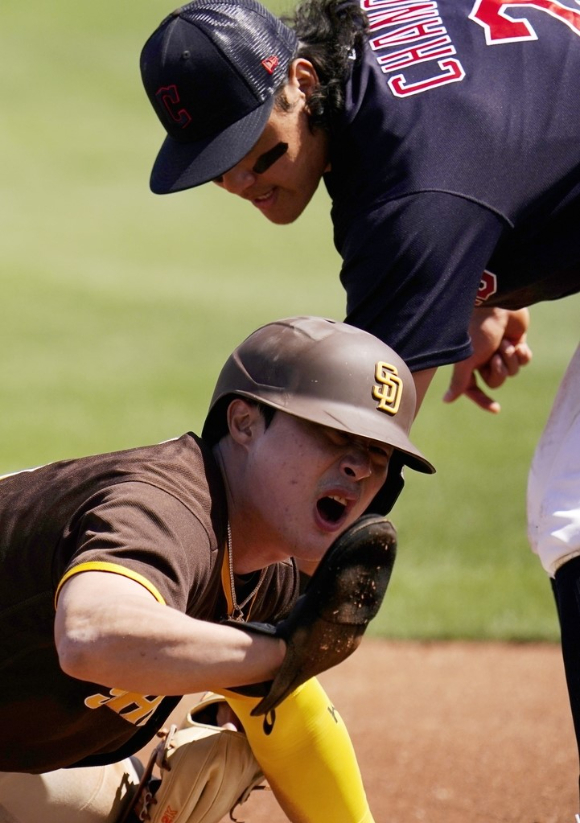 MLB 샌디에이고에서 뛰고 있는 김하성이 30일(한국시간) 열린 샌프란시스코와 시범경기에서 2타수 1안타를 쳤다. 그는 두 경기 연속 안타로 타격감을 조율했다. [사진=뉴시스]