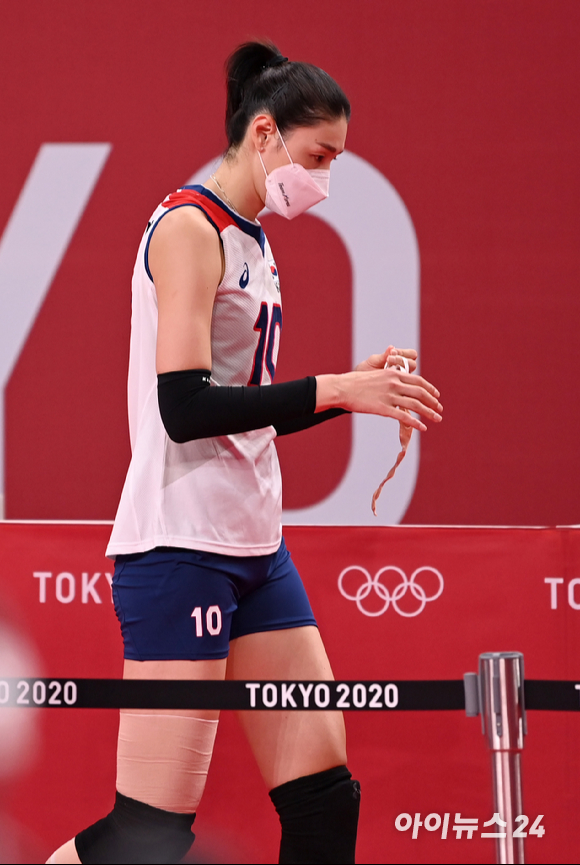 6일 오후 일본 도쿄 아리아케 아레나에서 열린 2020 도쿄올림픽 여자 배구 준결승 대한민국 대 브라질의 경기가 진행됐다. 한국 김연경이 세트스코어 0-3(16-25, 16-25, 16-25)으로 패배한 후 코트를 떠나고 있다.